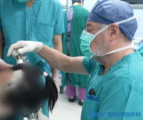 巴教授親自為琳琳調(diào)整手術(shù)頭架、剃除少量頭發(fā)并繪制手術(shù)切口圖片
