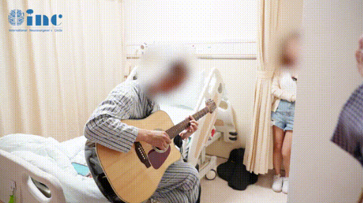 一位橋臂<a href='/jiaozhiliu/' target='_blank'><u>膠質(zhì)瘤</u></a>患者成功手術(shù)后恢復(fù)良好的他彈起了心愛(ài)的吉他，并且請(qǐng)巴教授在吉他上簽名留念。