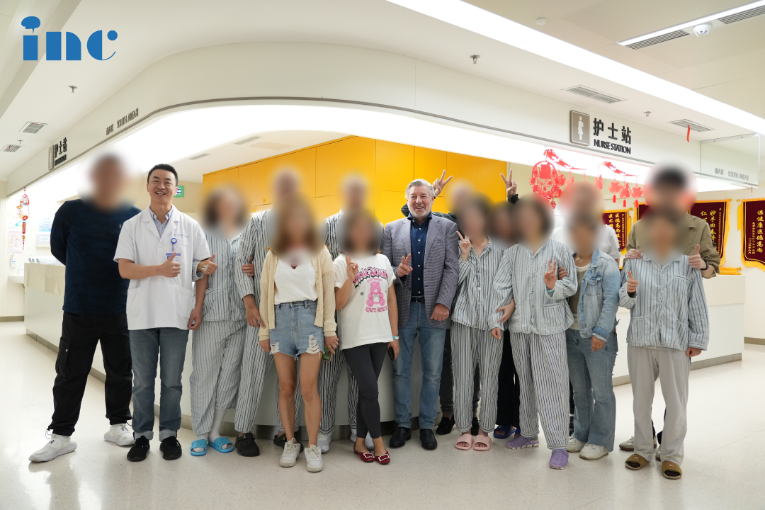 　“感謝巴教授，真的救了我們，救了大家！”2023年9月巴教授來(lái)華期間完成了近十臺(tái)國(guó)際疑難腦瘤手術(shù)示范，術(shù)后與部分患者及家屬溫馨合影。