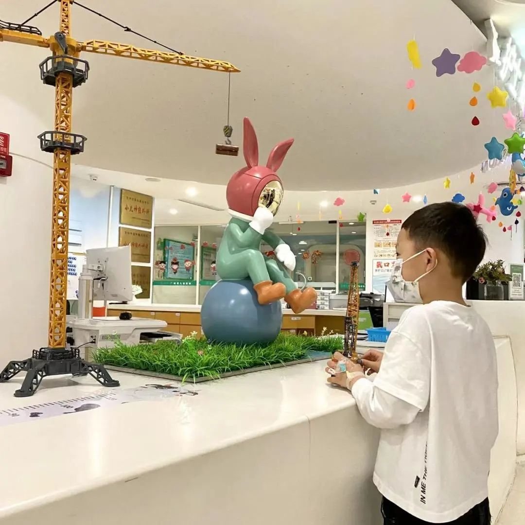 巴教授贈送蘇附兒的禮物宇航員兔子