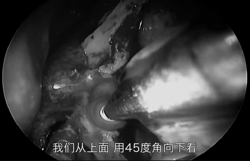 從上面用45度角度鏡向下看，有時候是70度