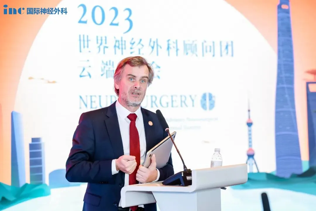 福教授同參會(huì)的國(guó)內(nèi)外神外醫(yī)生們交流了“New trend in skull base surgery”顱底手術(shù)發(fā)展新趨勢(shì)這一學(xué)術(shù)課題