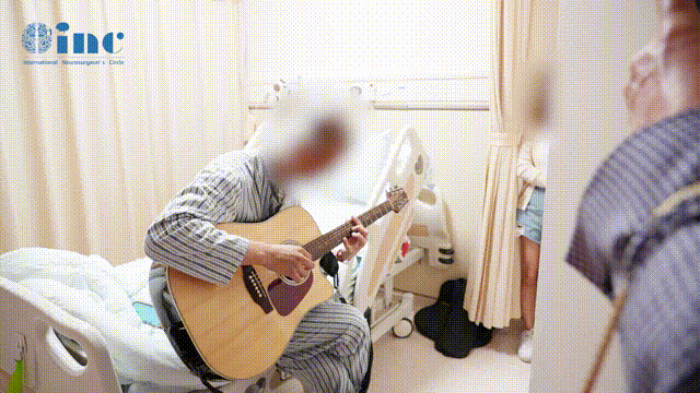 術(shù)后4天查房，韓先生在病房彈奏吉他感謝巴教授