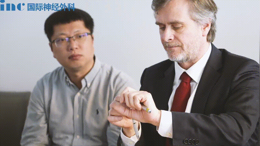 福教授在學(xué)術(shù)沙龍中演示筷子技術(shù)操作技巧