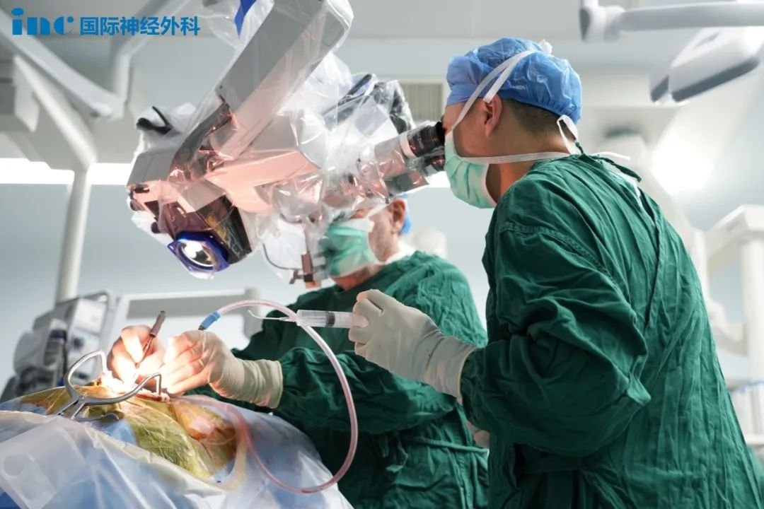 肖宗宇主任醫(yī)師配合巴教授手術(shù)中