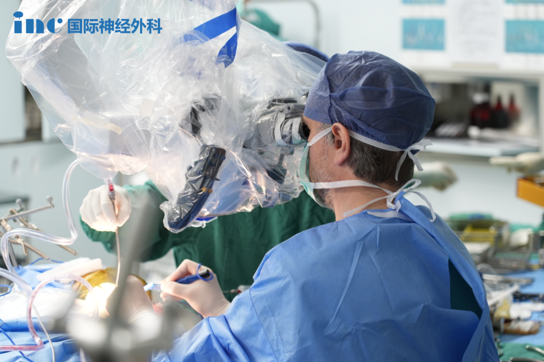 正在進(jìn)行手術(shù)的福教授