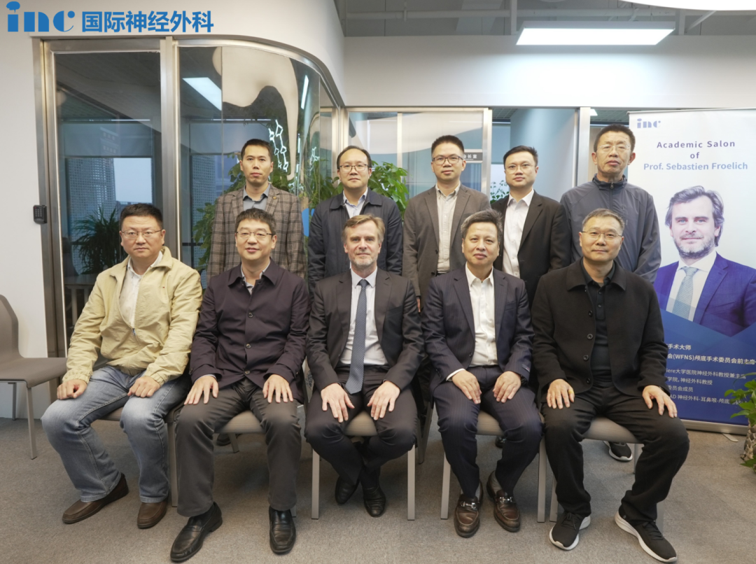 福教授為每位來參加學術交流的專家都頒發(fā)了證書，并與他們合影留念。