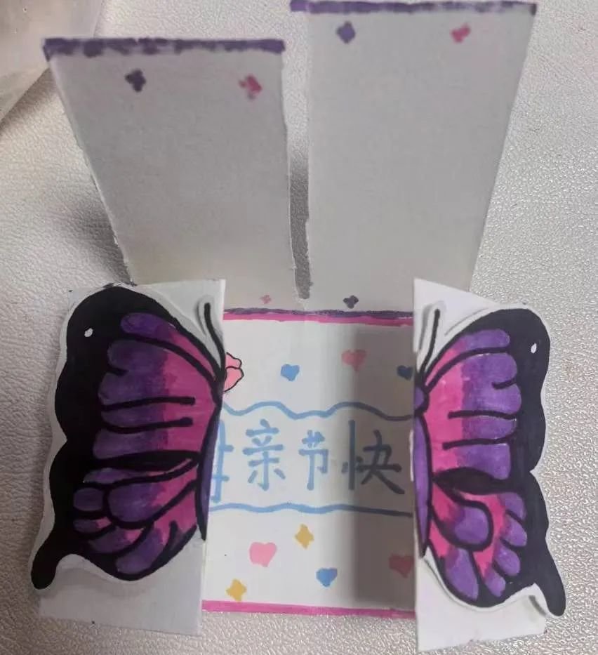 母親節(jié)，這個貼心浪漫的小姑娘親手為母親做了很多禮物，包括一張漂亮的蝴蝶卡片。