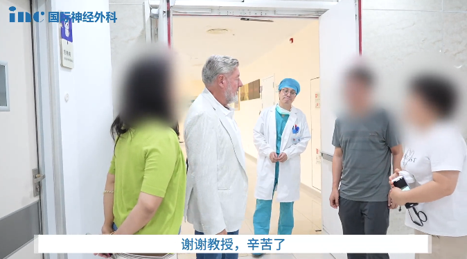 “手術(shù)結(jié)束了，一切都順利！”蘇州大學(xué)附屬兒童醫(yī)院手術(shù)室外，湘湘的父母等到了他們期待的好消息。