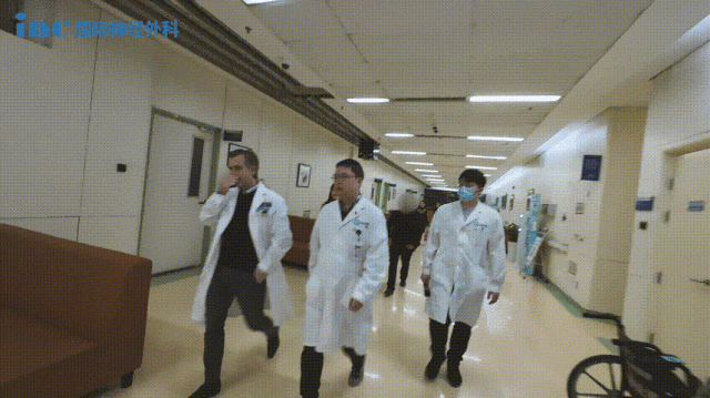 經過短暫的休整后，福教授聯同醫(yī)護人員們一同前往ICU進行查房。在此過程中，小宛的家屬與福教授進行了交談，并向他表示了誠摯的感激之情。