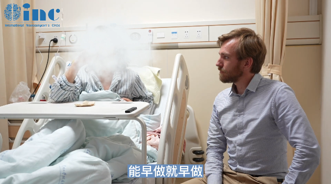 患者柯女士和INC神經外科醫(yī)生集團Krabbe先生分享術后情況