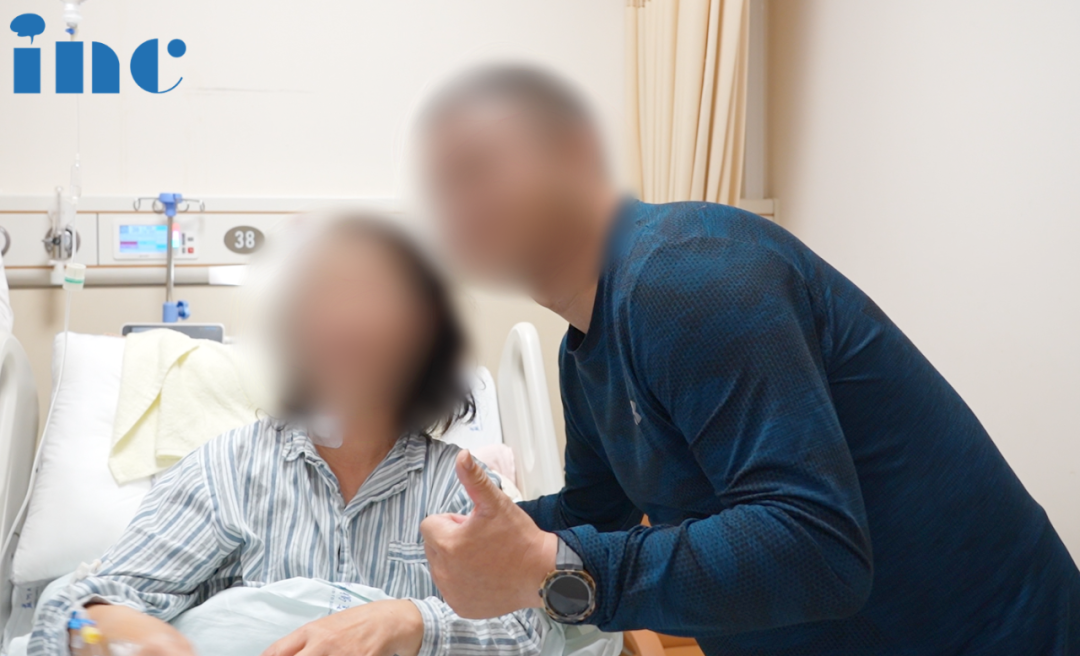 柯女士術后和兒子合影，點贊感激巴教授