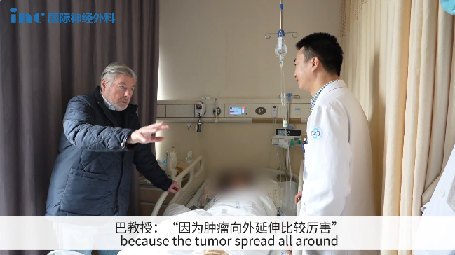手術(shù)室外，結(jié)束手術(shù)后的巴教授第一時(shí)間內(nèi)將這個(gè)好消息告訴了一直守護(hù)在外的方女士家人。