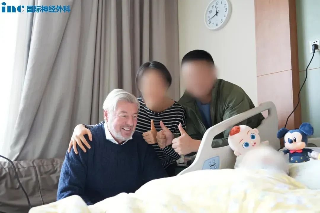 術(shù)后第1天，巴教授和蘇蘇一家合影，他和藹的目光一直落在可愛的蘇蘇身上。