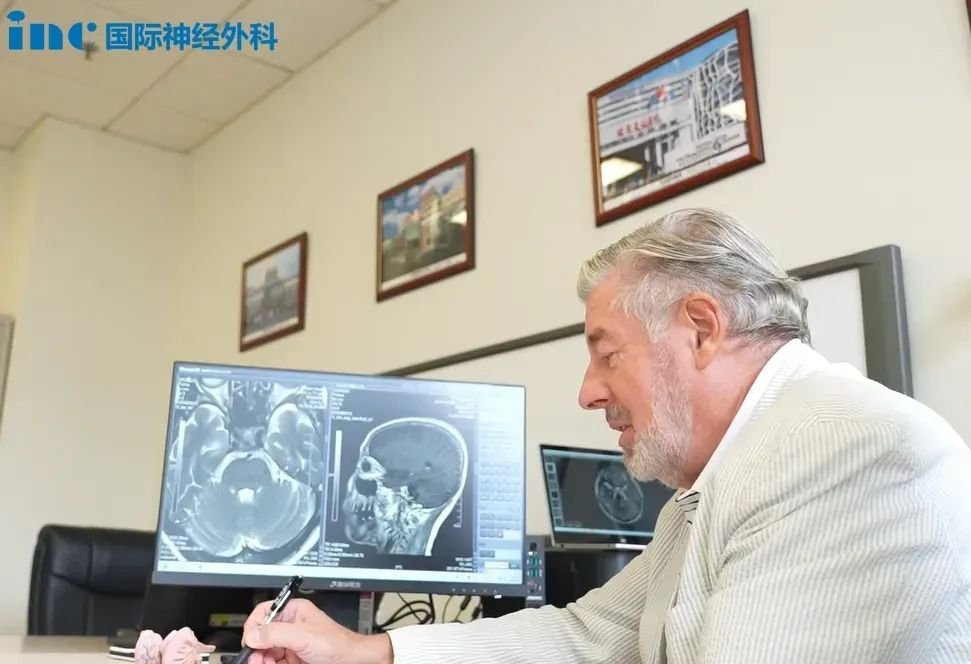 為了緩解老人的焦慮，巴教授通過手繪、頭顱模型等，對手術(shù)入路、手術(shù)時間、術(shù)后康復(fù)等都進行了詳細的說明。