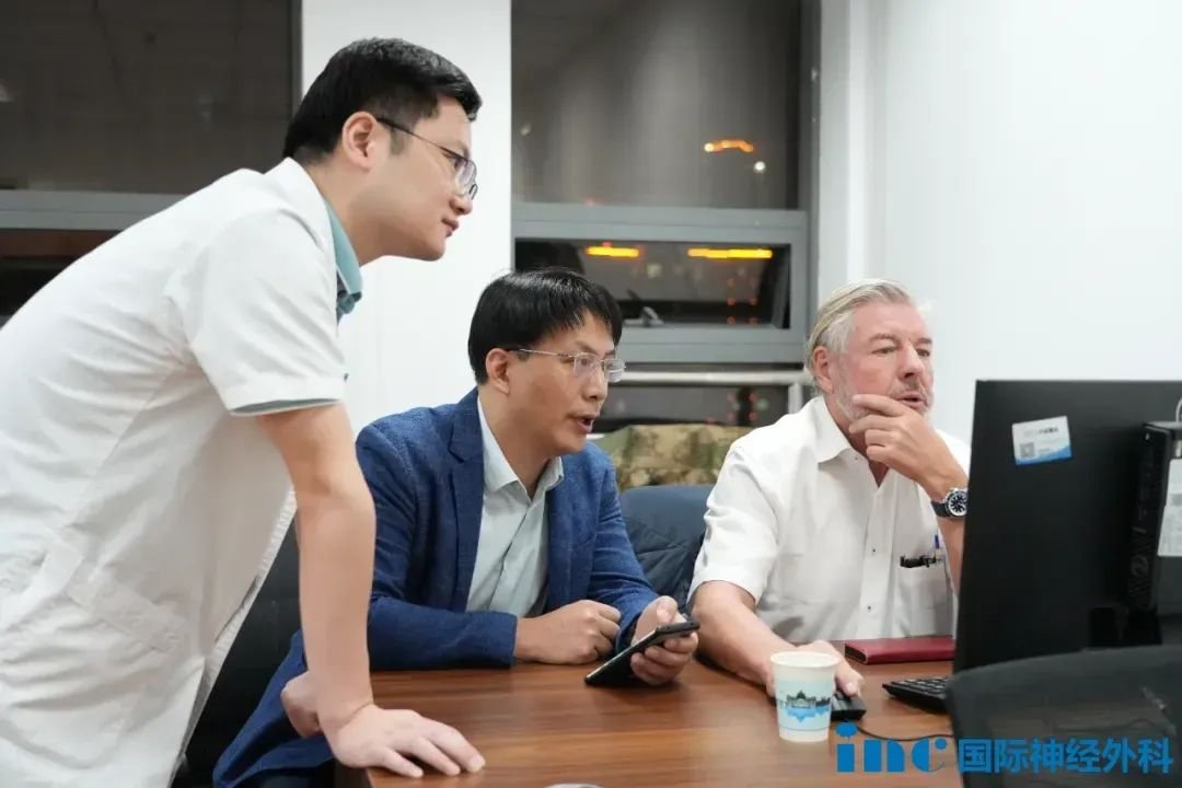夜晚抵達(dá)無(wú)錫市第二人民醫(yī)院的巴教授，正在與王清專家等對(duì)于鄭先生的手術(shù)進(jìn)行討論。