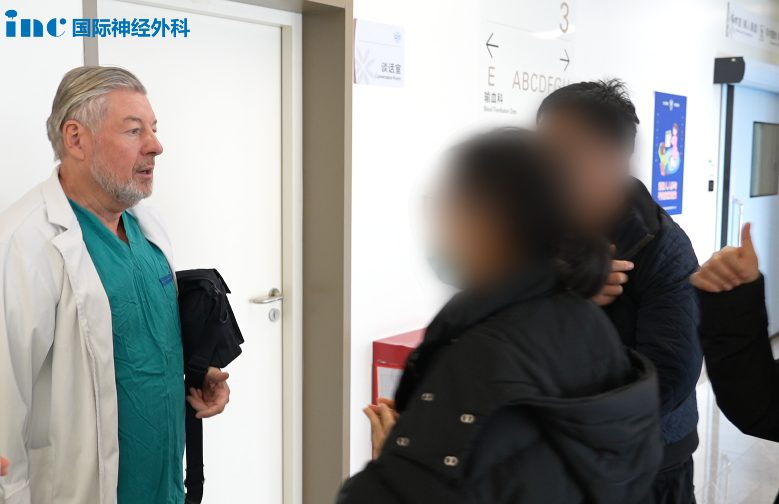 手術室外是期待甚至祈求。焦急等待的家人看到巴教授出來的那一刻激動萬分!