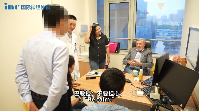 手術(shù)前巴教授為小凱進(jìn)行術(shù)前談話