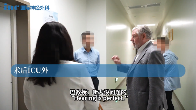 手術(shù)結(jié)束后巴教授為等候在手術(shù)室外的小凱父母帶來(lái)好消息