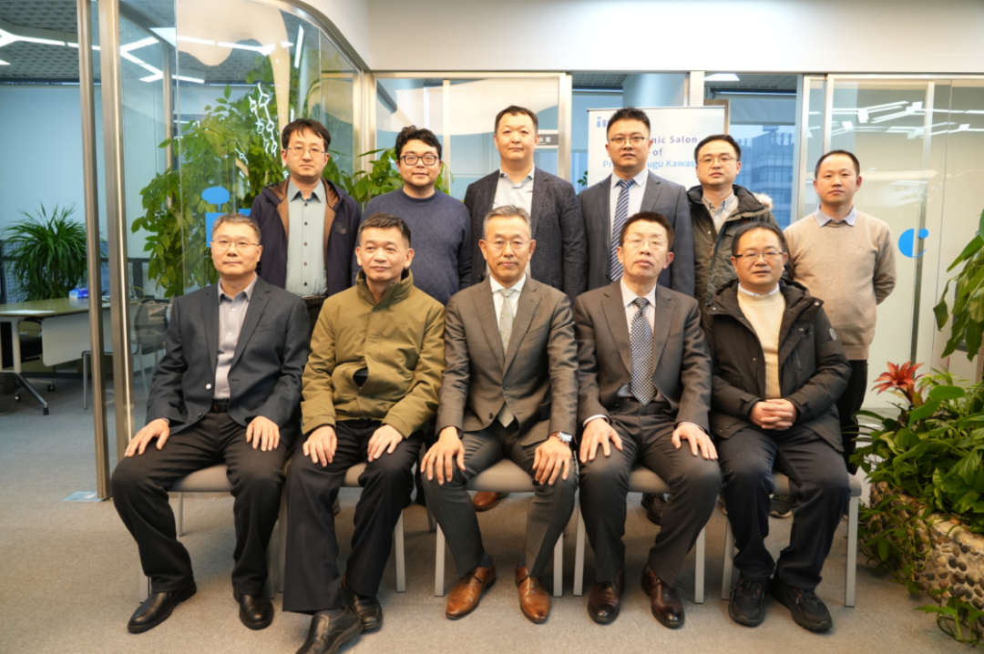 會(huì)議最后，INC為這次每一位來參加學(xué)術(shù)交流的專家頒發(fā)了證書，并和川島明次教授進(jìn)行合影。