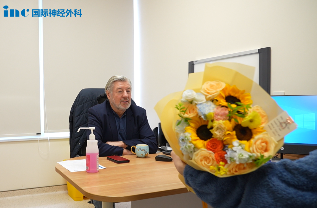 術(shù)前談話時(shí)，小林送上鮮花表達(dá)對(duì)巴教授的感謝