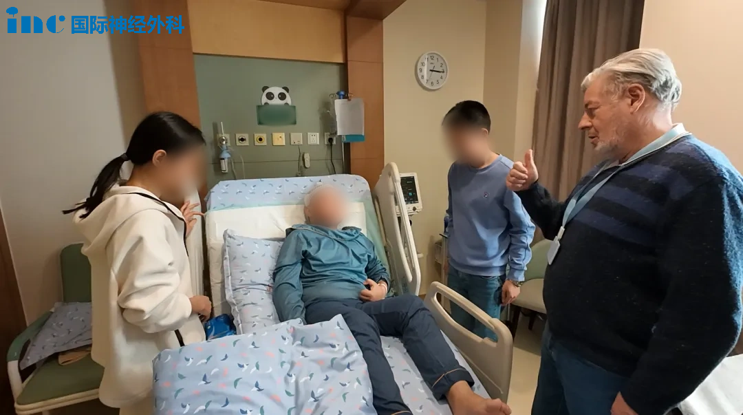 父母在驚喜于孩子的堅強時，心中也充滿了心疼。看到這個勇敢的孩子手腳活動良好，巴教授也忍不住為他點贊。