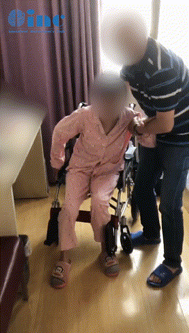 林女士出現(xiàn)右側下肢不自主抖動，無法獨立行走，在當?shù)蒯t(yī)院復查CT 及 MRI，具體不詳，未進行治療，癥狀無緩解。
