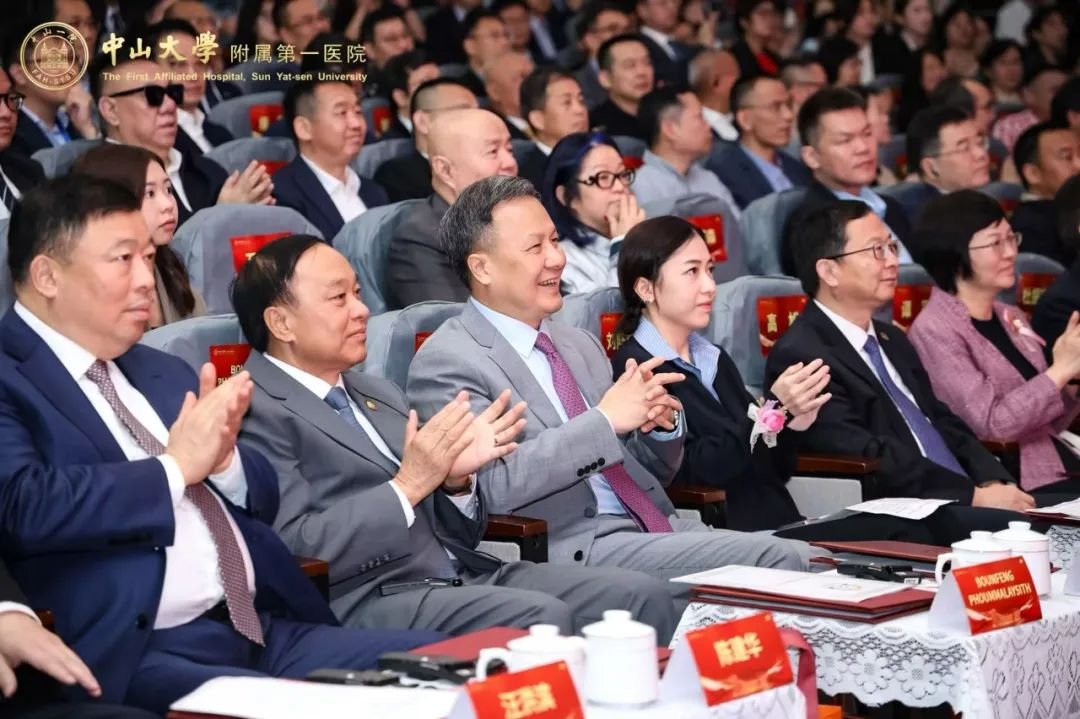 全國(guó)人大常委、中山大學(xué)校長(zhǎng)高松院士，老撾衛(wèi)生部部長(zhǎng)本豐·普瑪萊西，廣東省、廣州市有關(guān)部門領(lǐng)導(dǎo)，劉鑾雄慈善基金信托人之董事暨華人置業(yè)集團(tuán)行政總裁兼執(zhí)行董事劉陳凱韻，恒力集團(tuán)董事長(zhǎng)、總裁陳建華等400多人參加醫(yī)學(xué)綜合樓落成儀式。