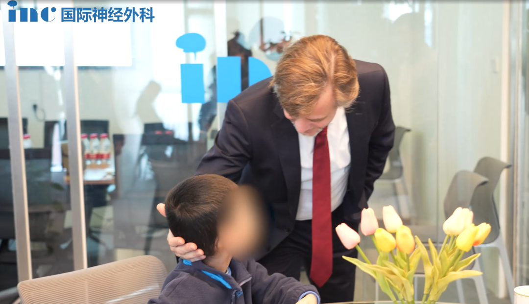 此時，那個躺在病床上的孩子長高了，文靜乖巧地待在媽媽的身邊?！昂⒆蝇F(xiàn)在強壯起來了?！绷至謰寢寣⒆拥臓顟B(tài)非常滿意。看著瘦弱的孩子長高長大，福教授輕輕摸著林林的頭，目光格外溫柔。