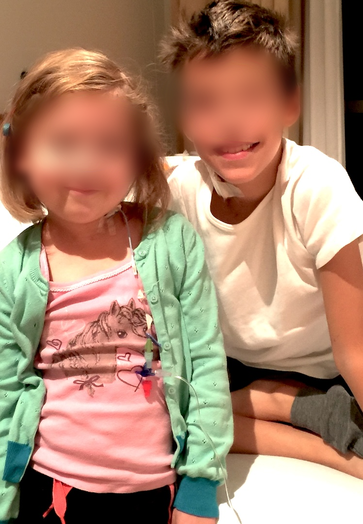 8歲的Emma（左）和9歲的Andy（右），因腦干腫瘤相遇，他們的父母都找到巴教授，希望為孩子解除病痛。