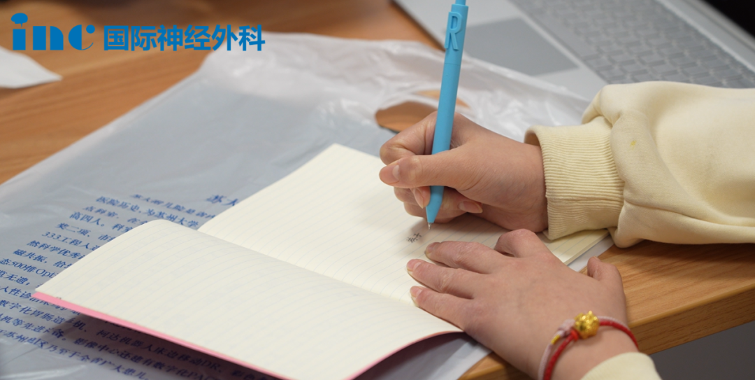 術后2個月，貝貝烏黑的頭發(fā)扎著馬尾，還寫字給巴教授看。