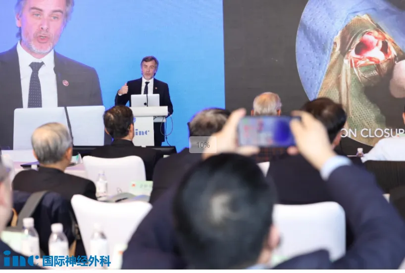 隨后展示了外置打結技術——只見他輕輕牽拉主線，結扣便精準滑入預定位置，完全避免了，所有打結都在鼻腔外部完成。