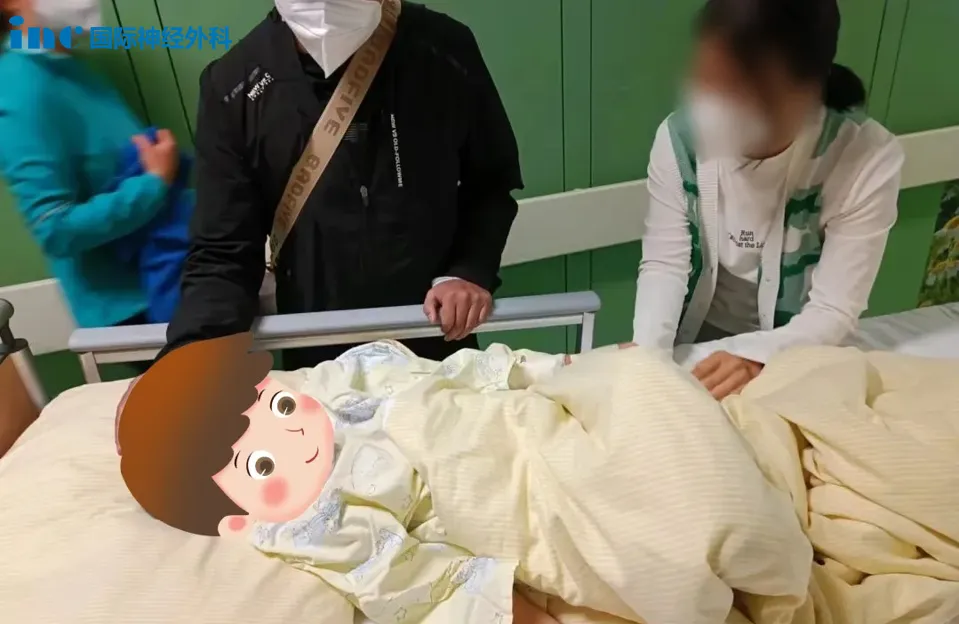 即將手術  即將推入手術室，父母在為燦燦加油