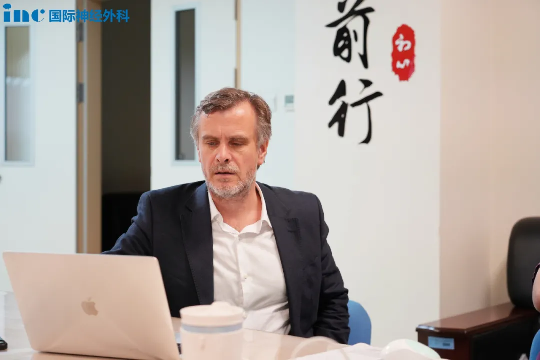不開顱，通過單鼻孔內(nèi)鏡手術(shù)，為兩名顱底腫瘤患者進(jìn)行手術(shù)