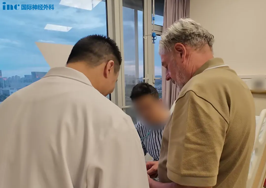 誰能想到眼前這位頭發(fā)濃密、中氣十足，看著和正常人沒太大區(qū)別的男士，竟是延髓腫瘤術(shù)后僅1天的患者！作為神經(jīng)外科的“生命禁區(qū)”，延髓手術(shù)風(fēng)險極高，但他的恢復(fù)卻令人驚喜。腫瘤成功切除，普通病房內(nèi)，巴教授拿出手機(jī)里記錄的關(guān)鍵手術(shù)操作畫面，分享給他。